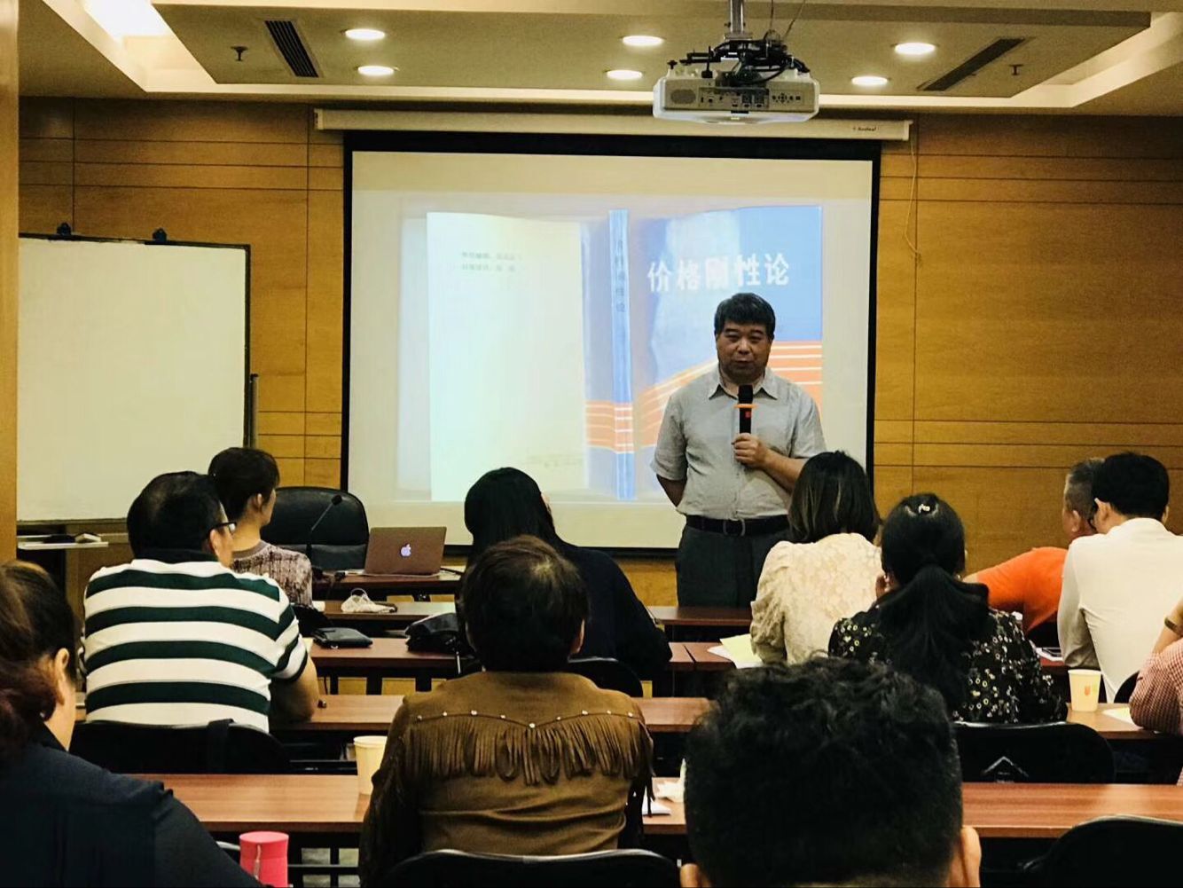 資本戰(zhàn)略與投融資創(chuàng)新高級研修班―產(chǎn)業(yè)分析與投資行業(yè)和項(xiàng)目選擇課程正在進(jìn)行中