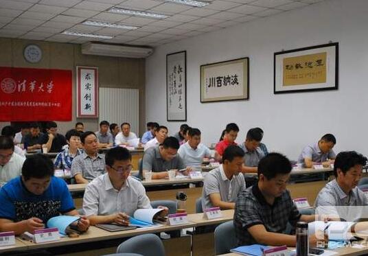 清華大學(xué)產(chǎn)業(yè)地產(chǎn)總裁班上課照片
