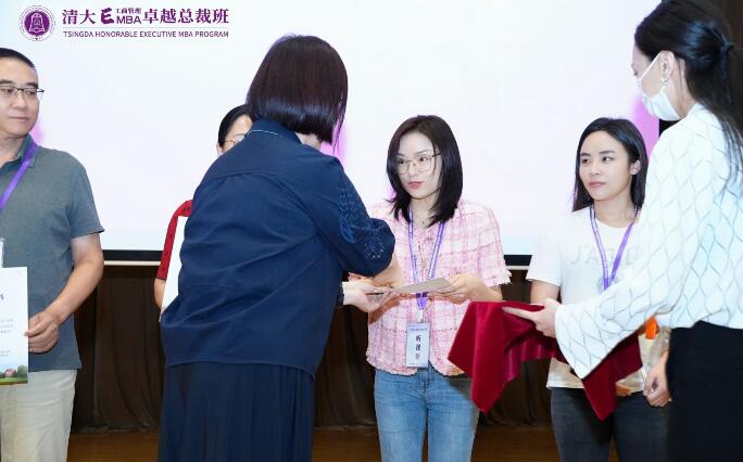 韓秀云教授為清大工商管理EMBA卓越總裁班80期同學現(xiàn)場頒發(fā)入學通知